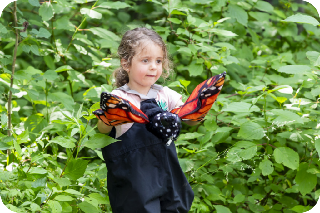 Jeune fille avec Volo le papillon.